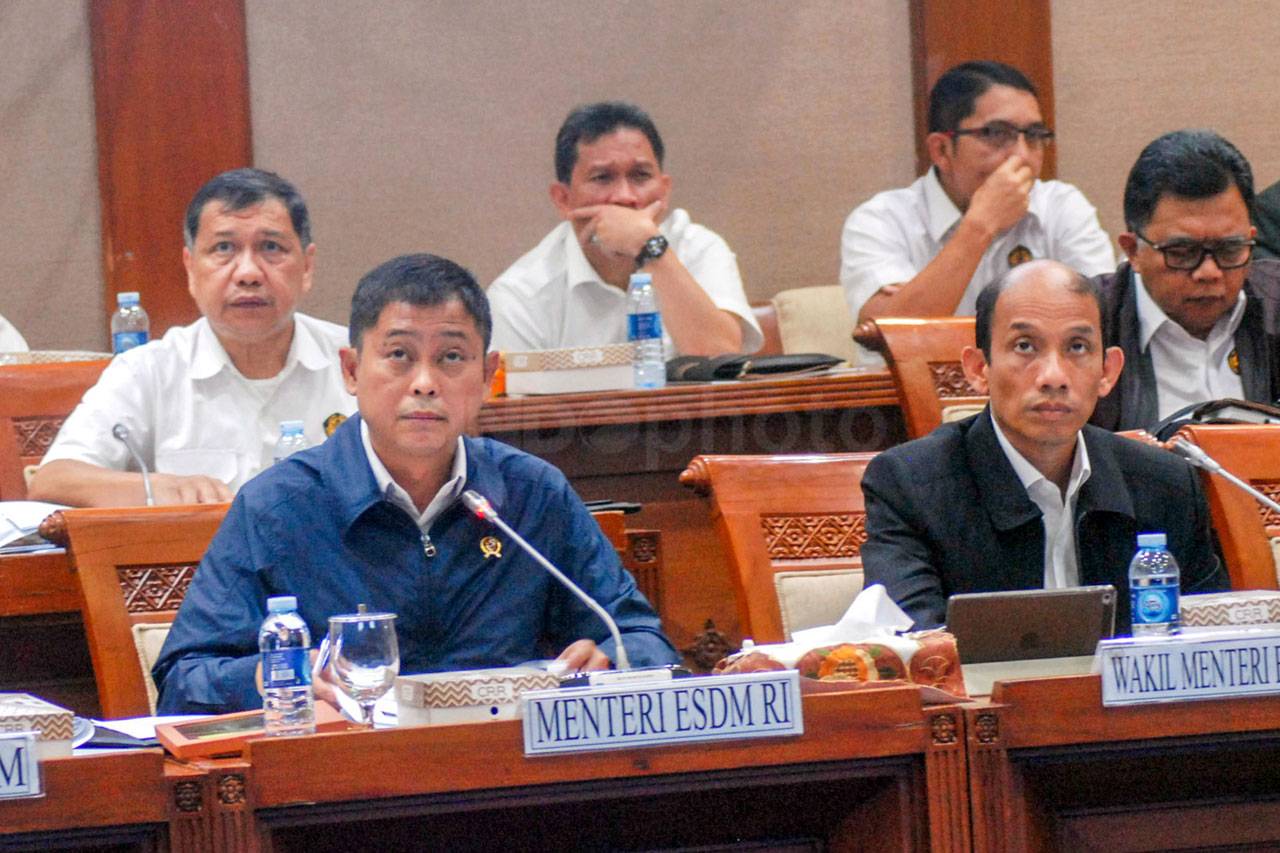 Menteri ESDM Raker dengan...