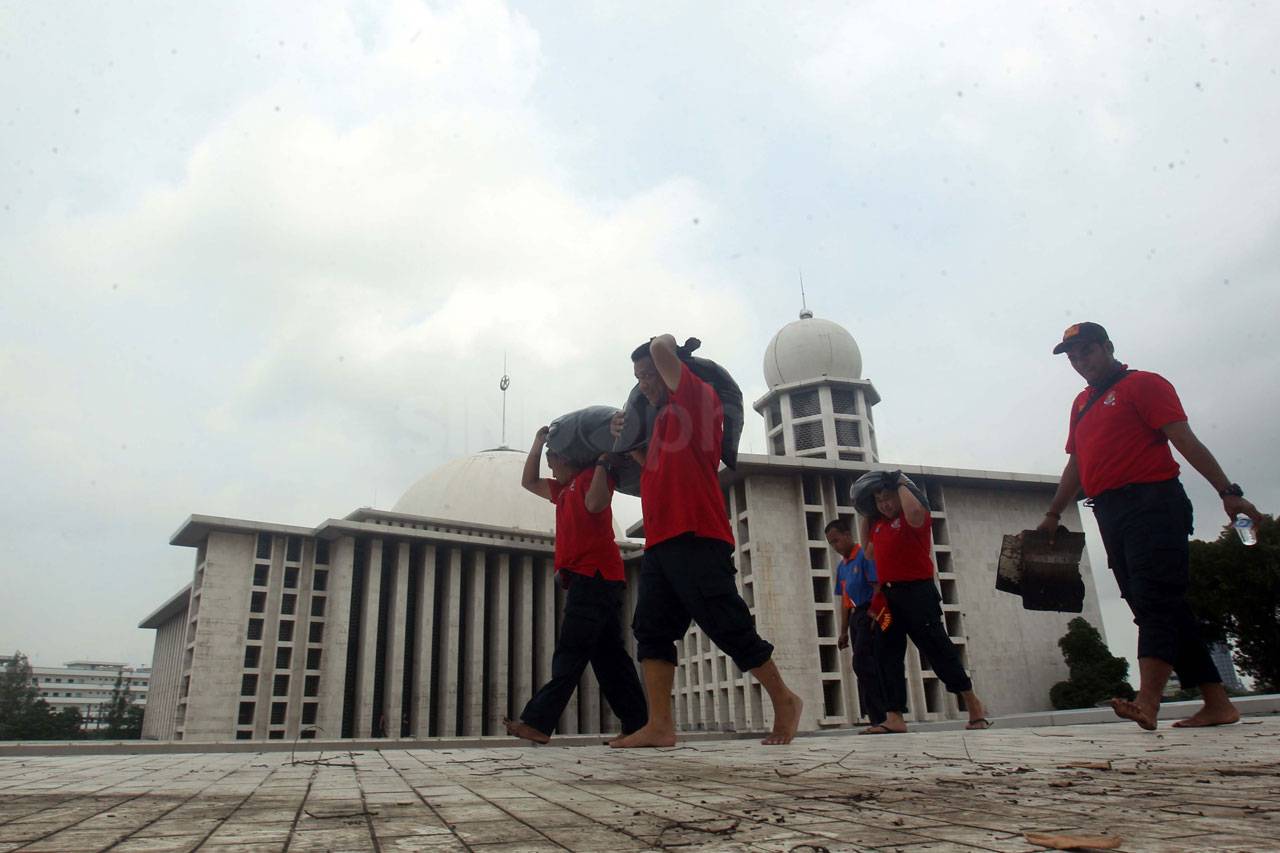 Petugas DAMKAR Gelar...