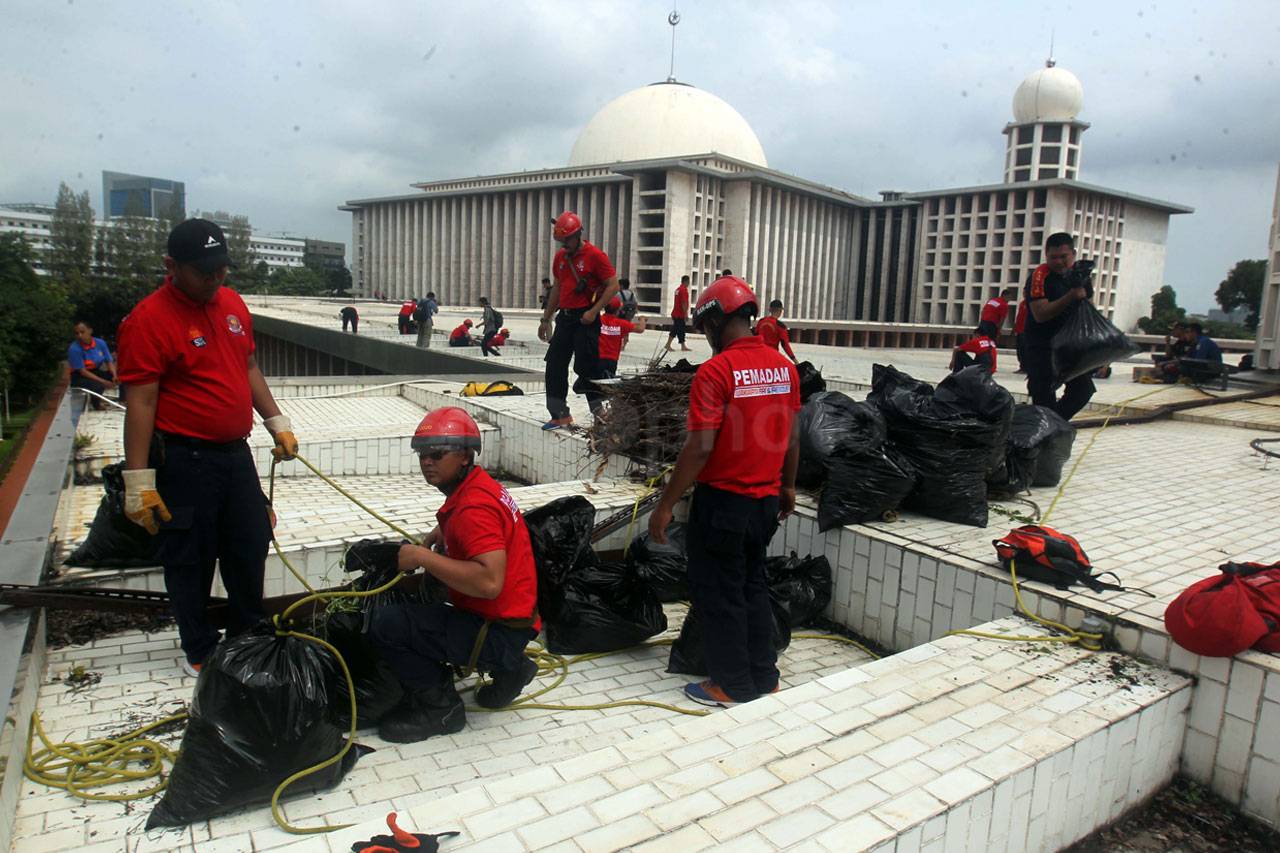 Petugas DAMKAR Gelar...
