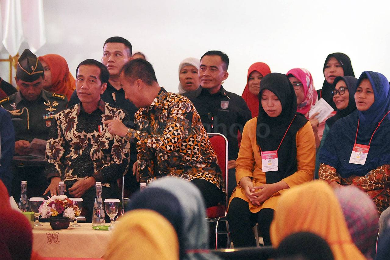 Presiden Jokowi Serahkan...