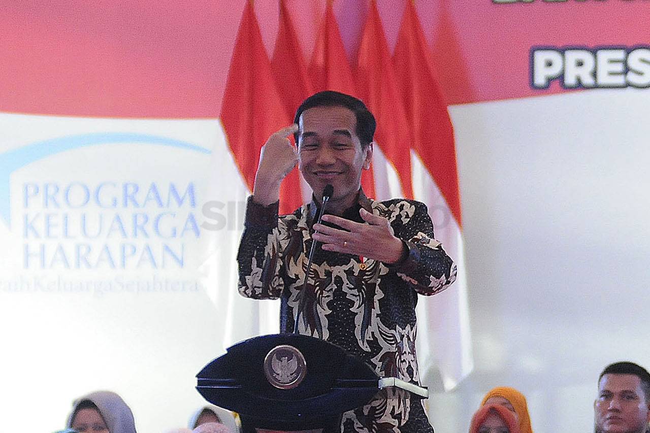 Presiden Jokowi Serahkan...