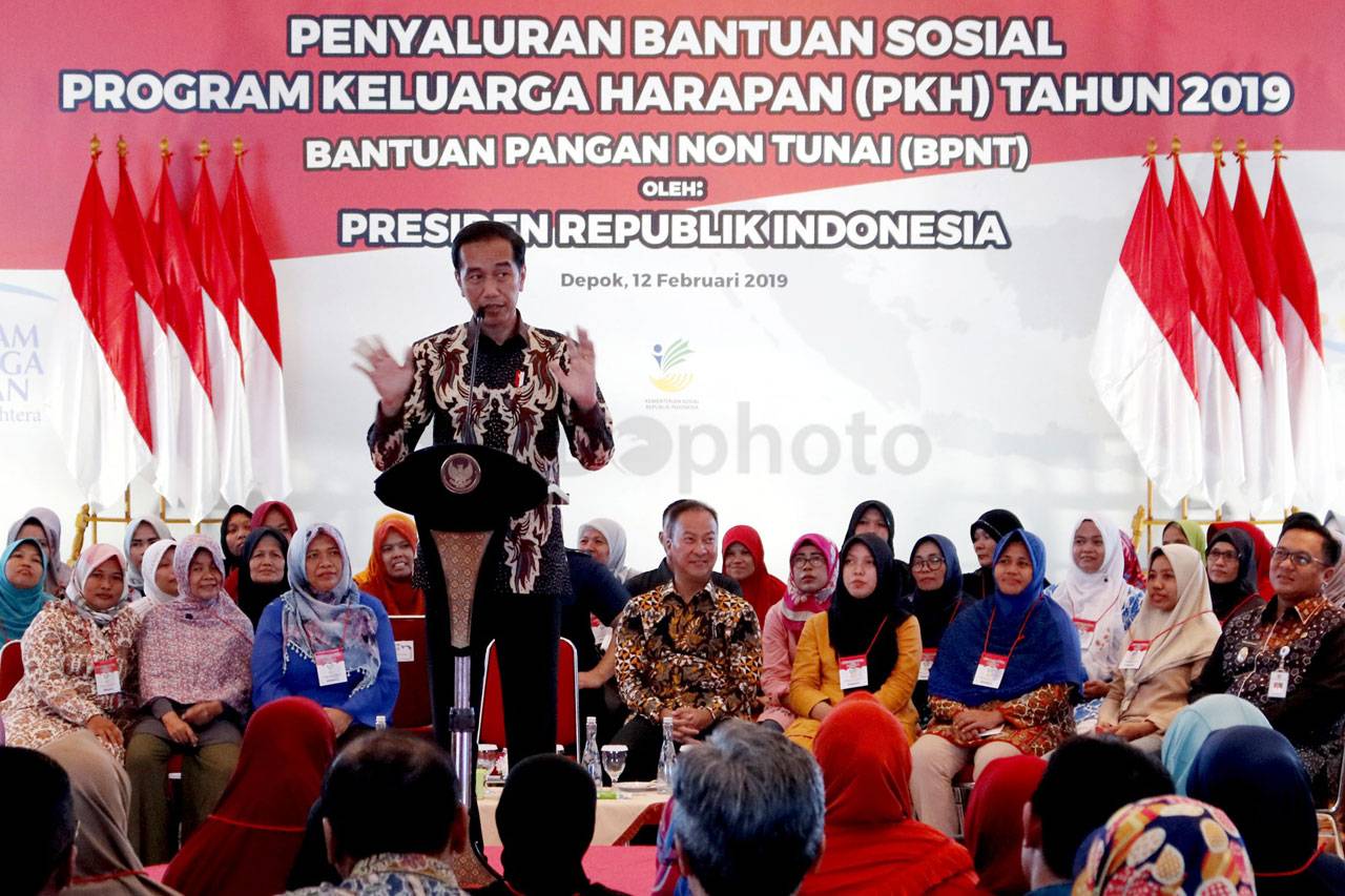 Presiden Jokowi Serahkan...