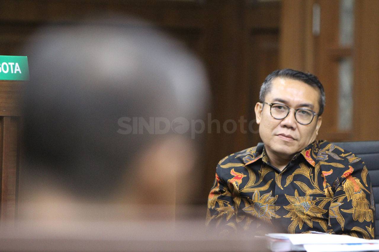 Mantan Direktur Keuangan...