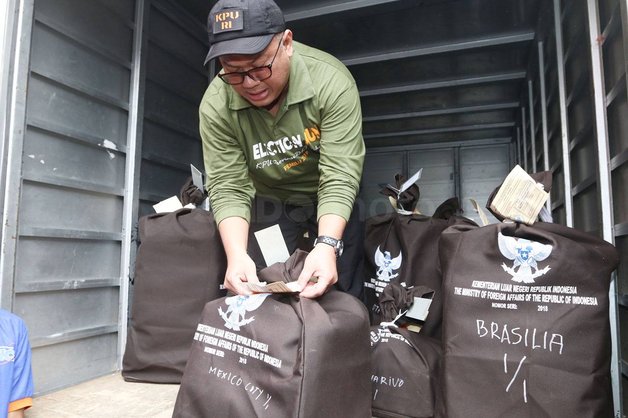 KPU Mulai Distribusikan...
