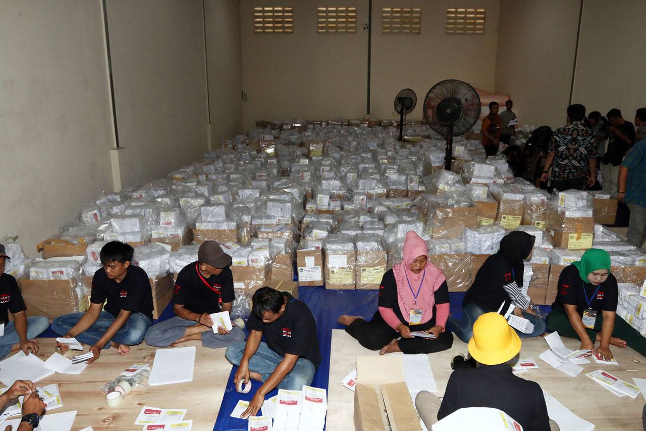 KPU Mulai Distribusikan...