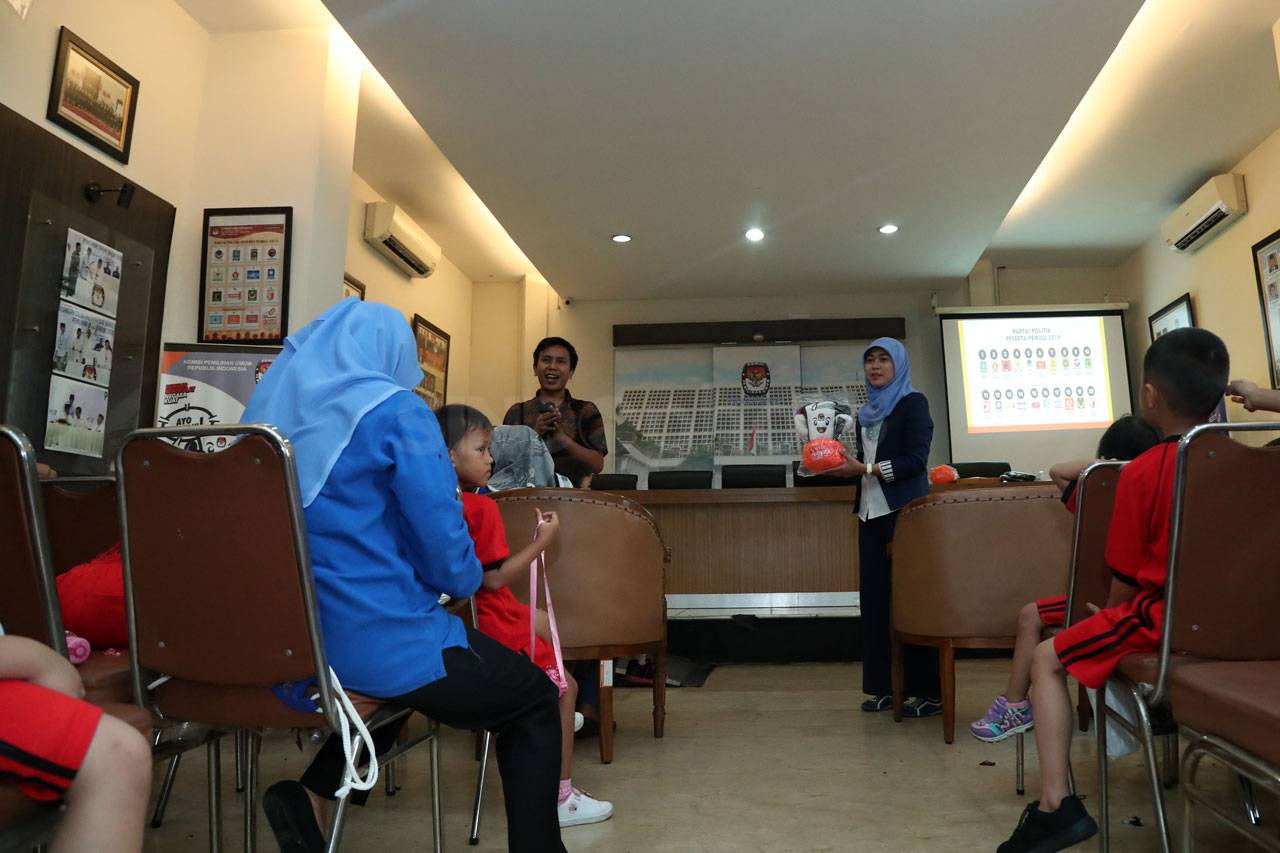 KPU Berikan Pendidikan...