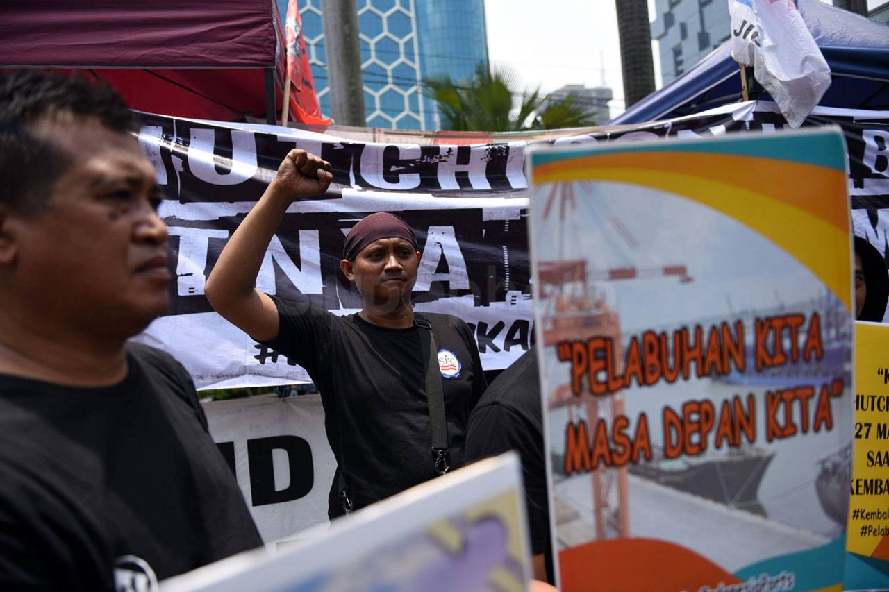 Pekerja Pelabuhan Tuntut...