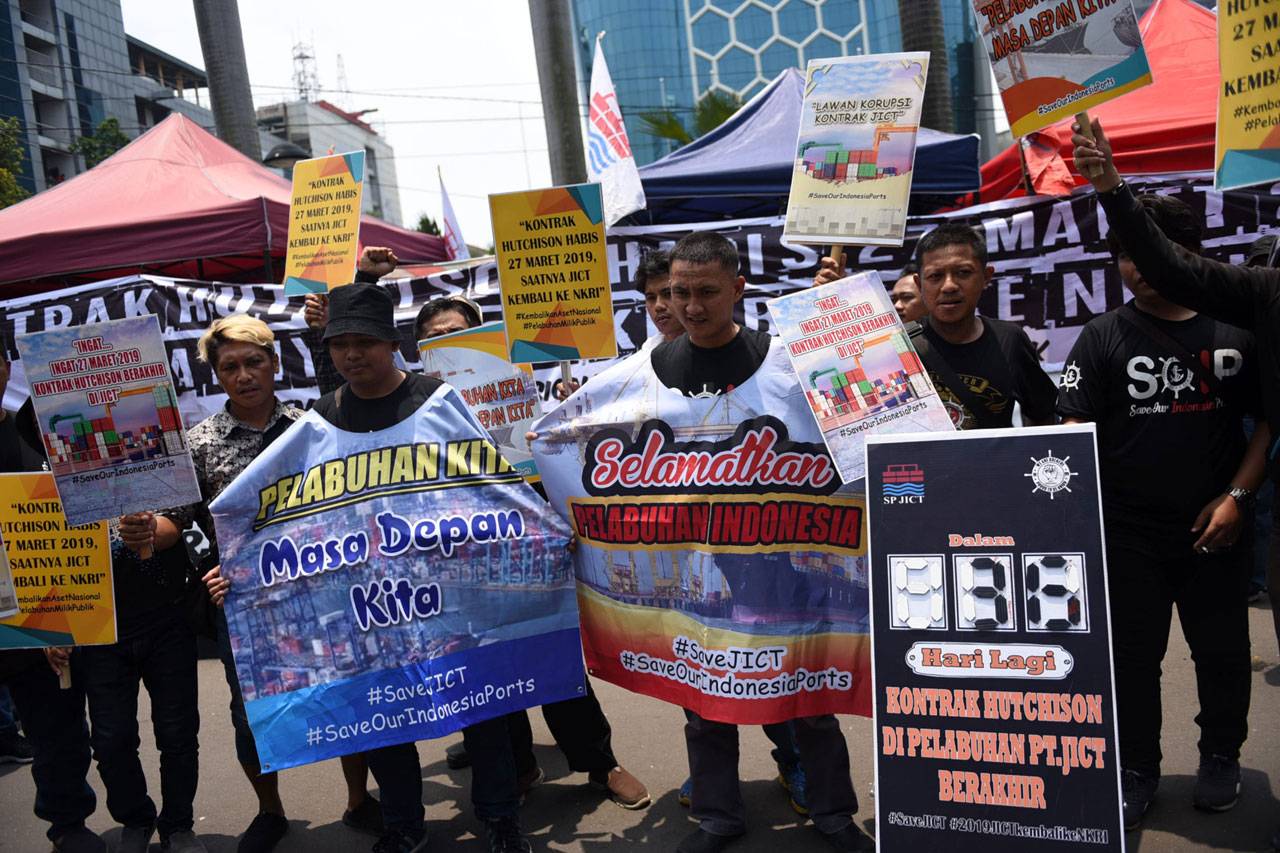 Pekerja Pelabuhan Tuntut...