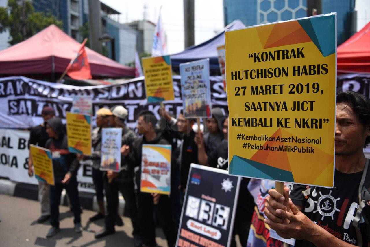 Pekerja Pelabuhan Tuntut...