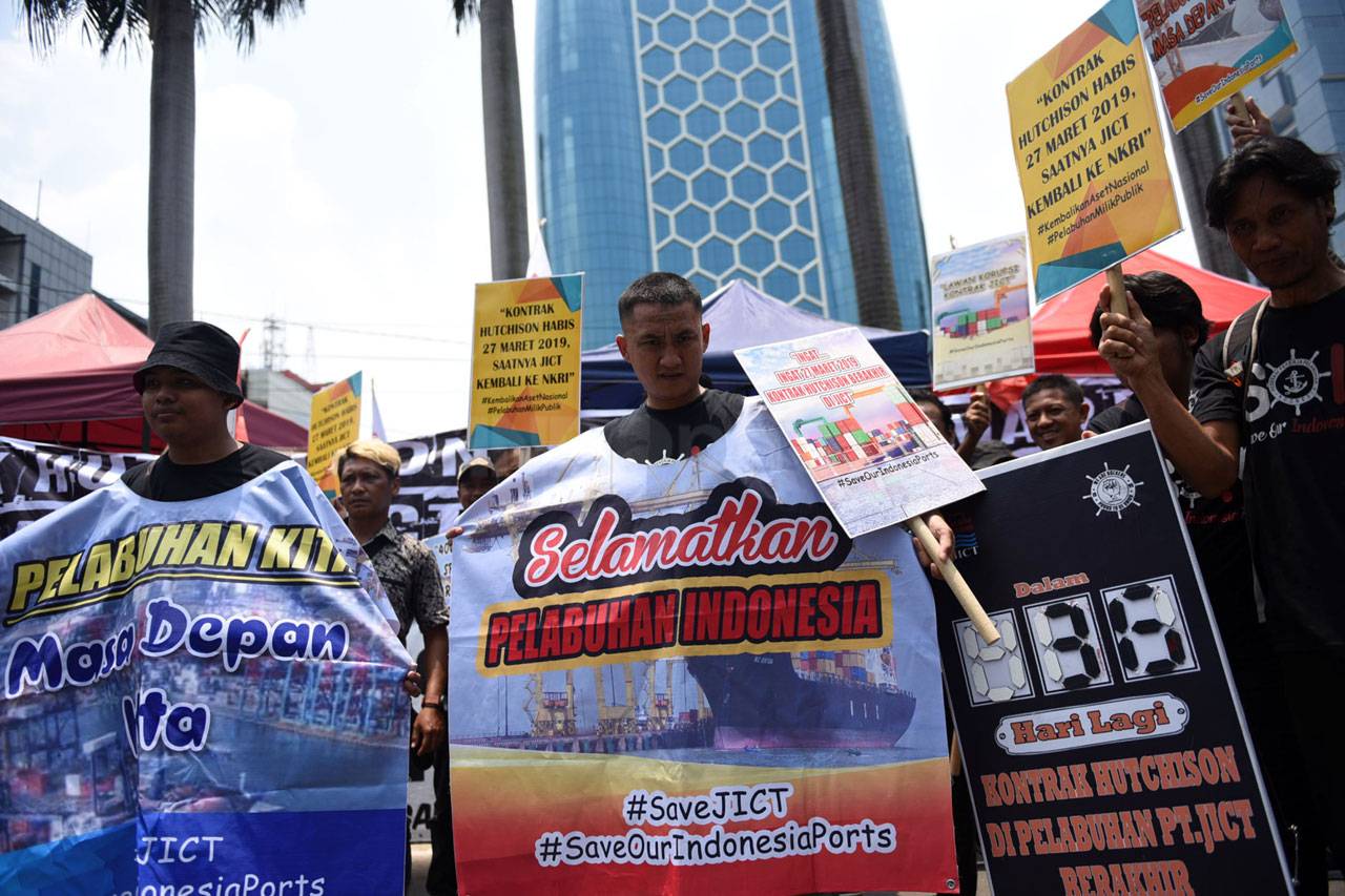 Pekerja Pelabuhan Tuntut...