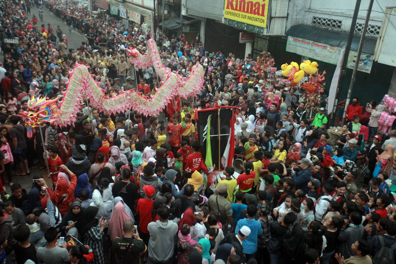 Ribuan Warga Tumpah...