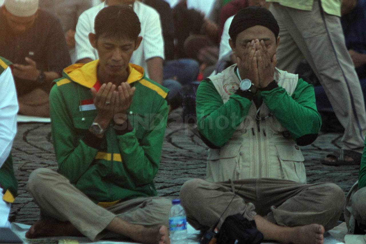 Ribuan Umat Muslim Hadiri...