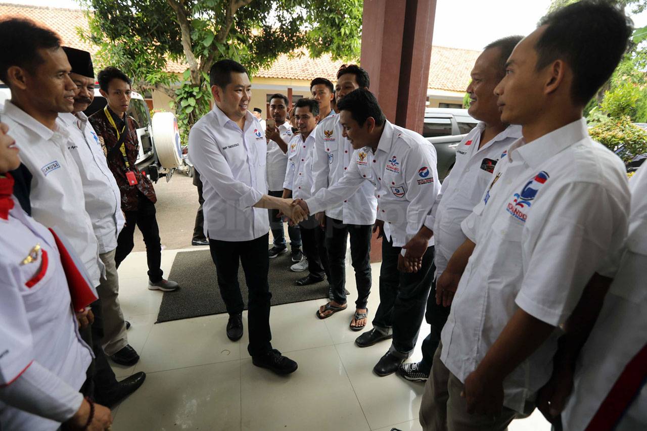 Ketum Perindo HT Berikan...
