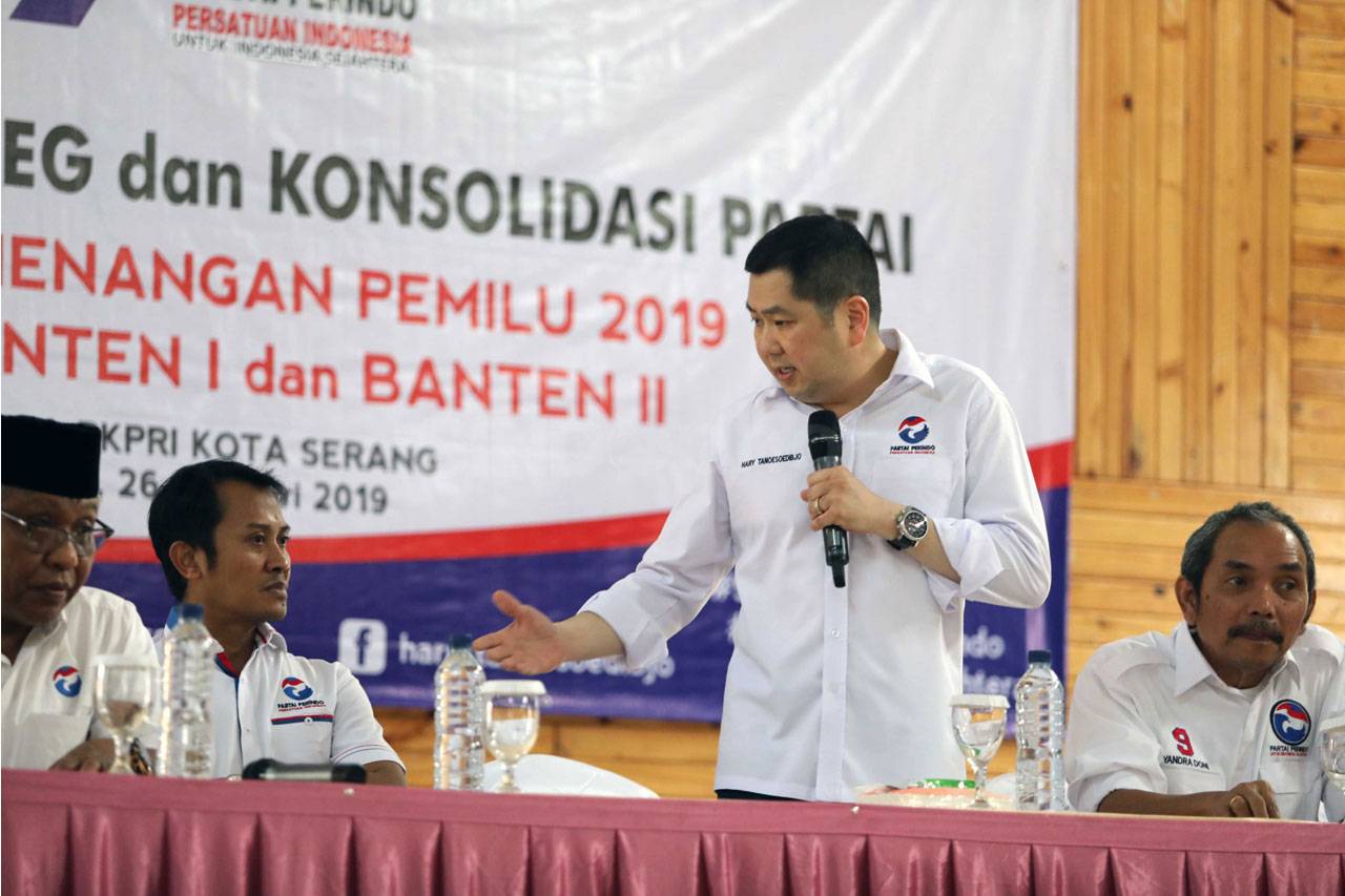 Ketum Perindo HT Berikan...