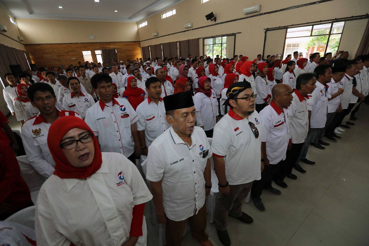 Ketum Perindo HT Berikan...