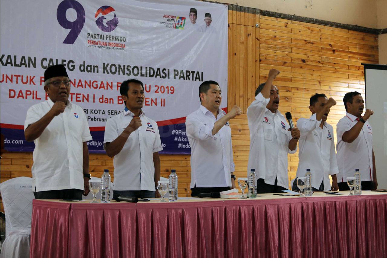 Ketum Perindo HT Berikan...