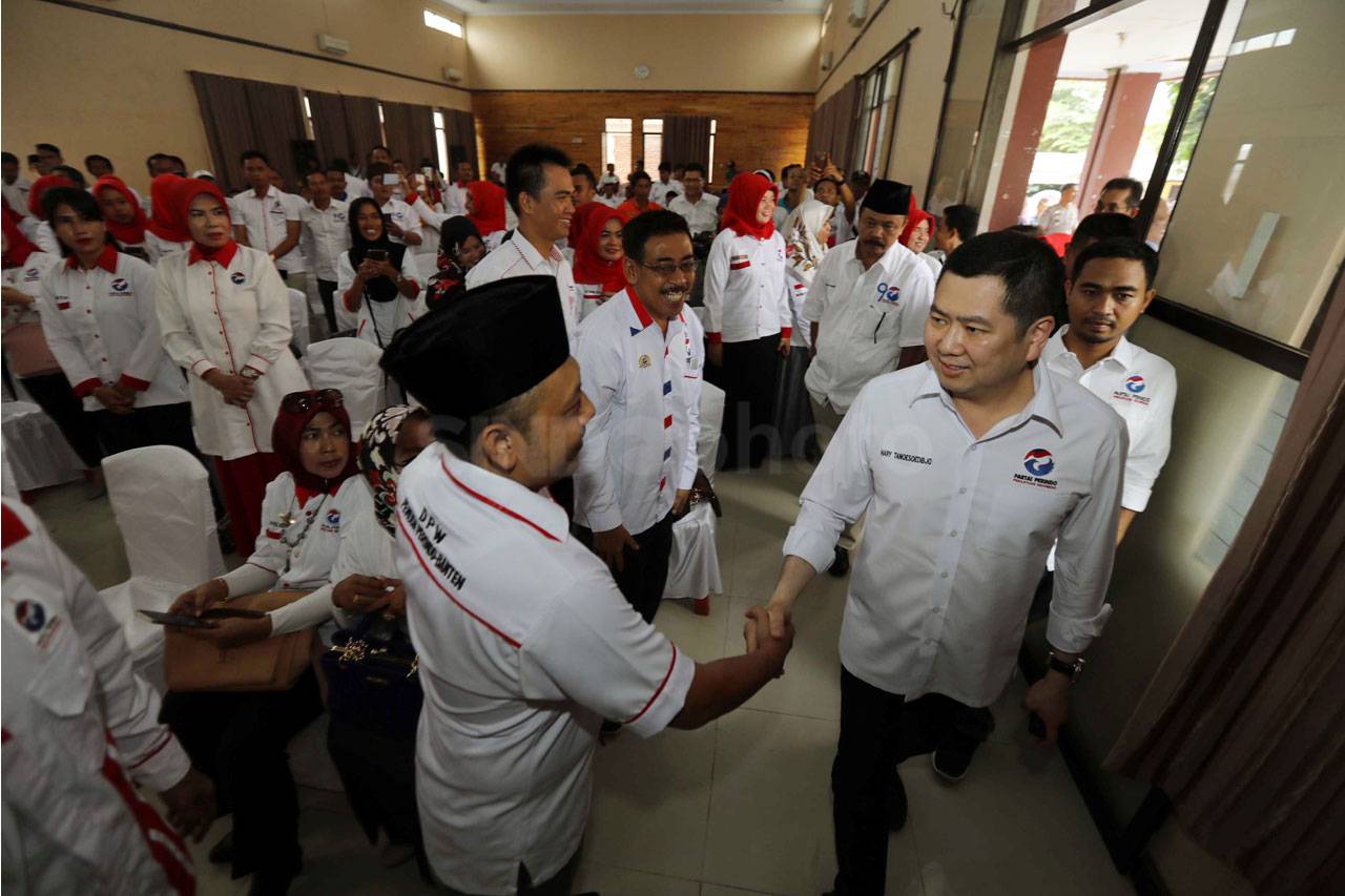 Ketum Perindo HT Berikan...