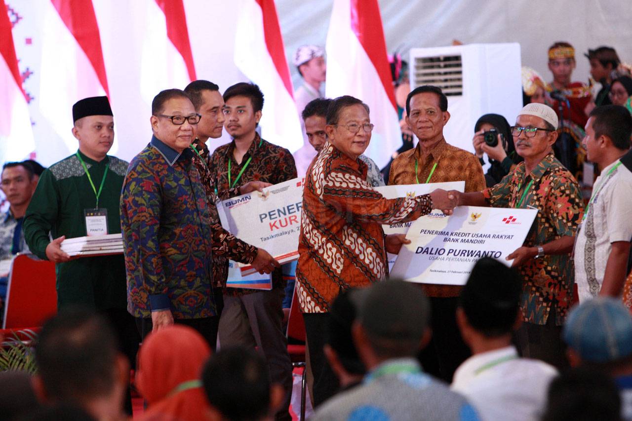 Presiden Jokowi Serahkan...