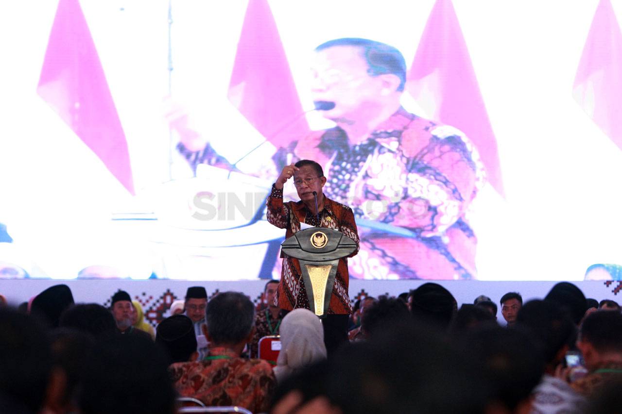 Presiden Jokowi Serahkan...