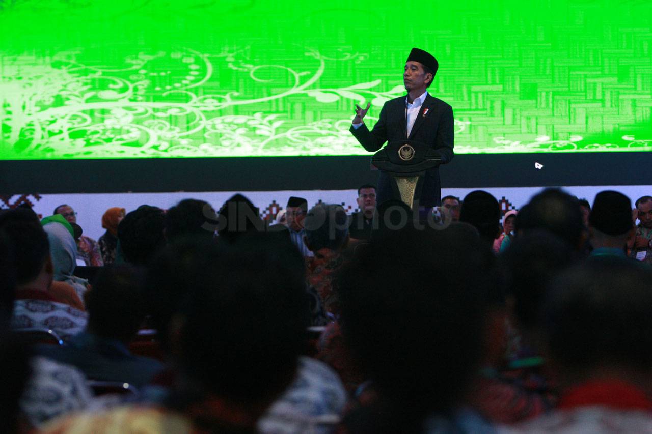 Presiden Jokowi Serahkan...