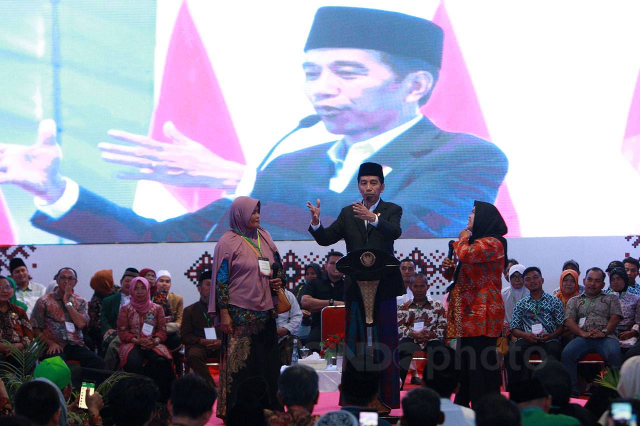 Presiden Jokowi Serahkan...