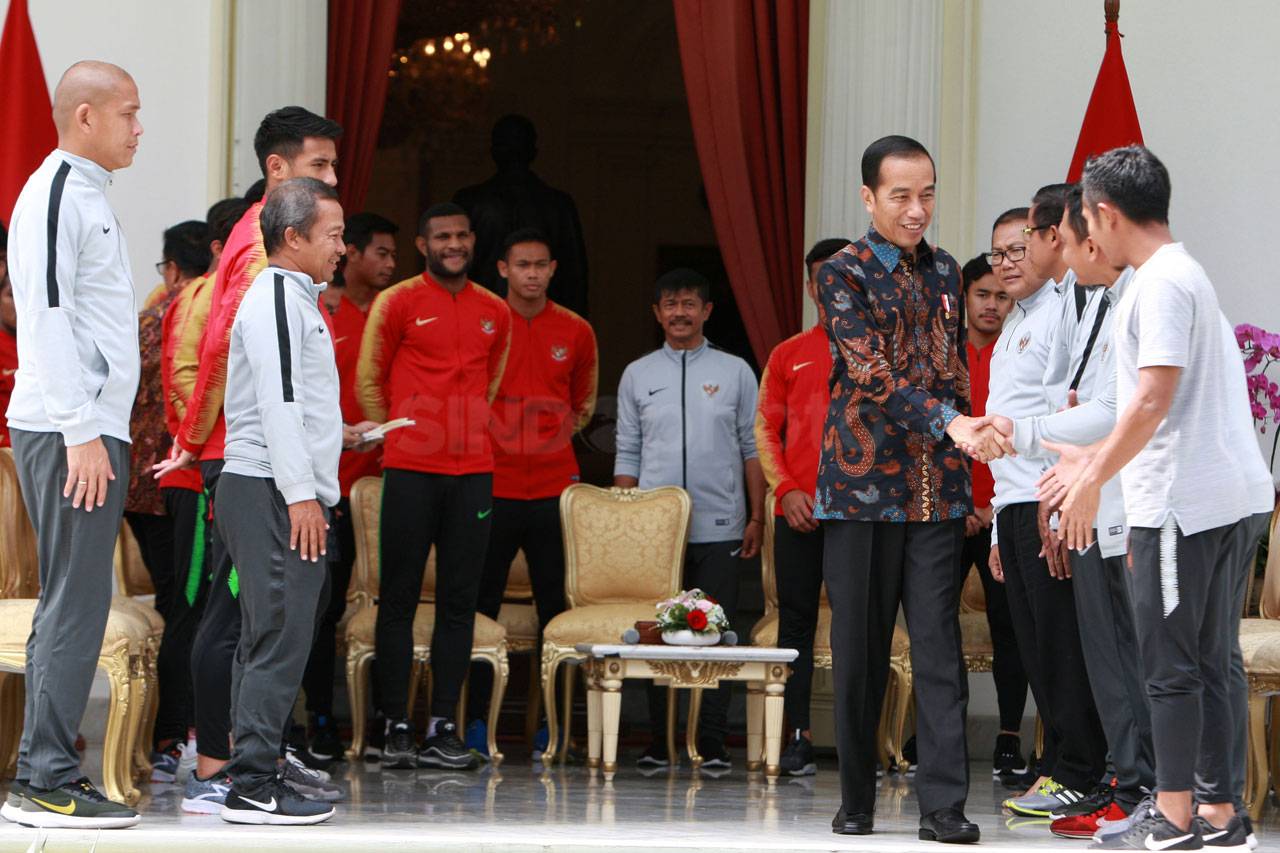 Presiden Jokowi Berikan...