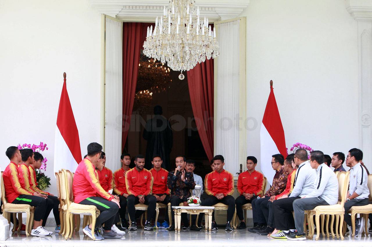 Presiden Jokowi Berikan...