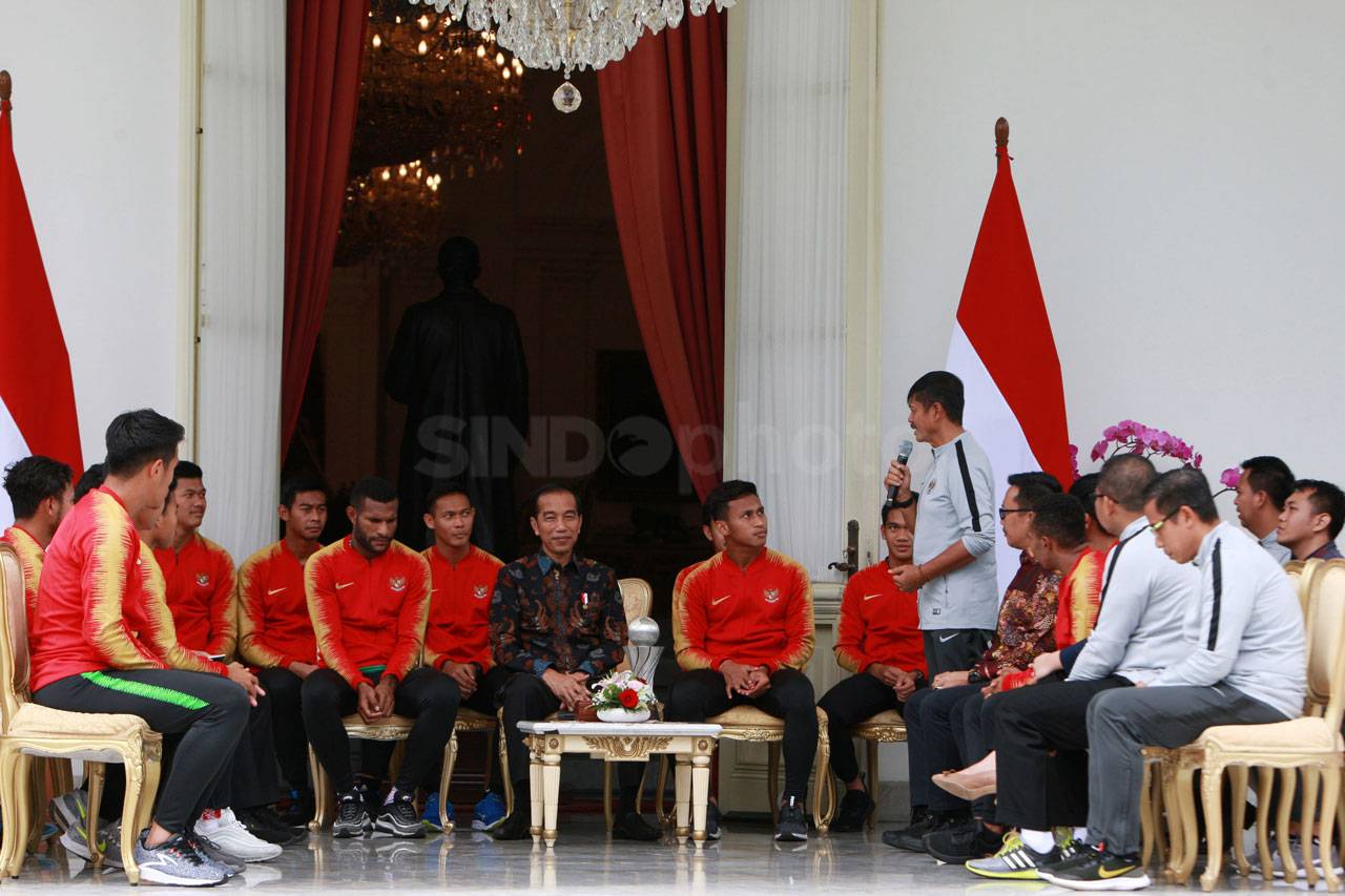 Presiden Jokowi Berikan...