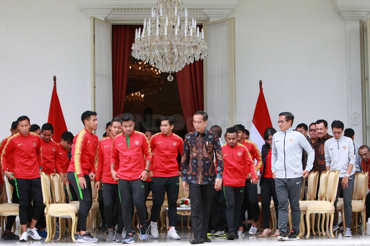 Presiden Jokowi Berikan...