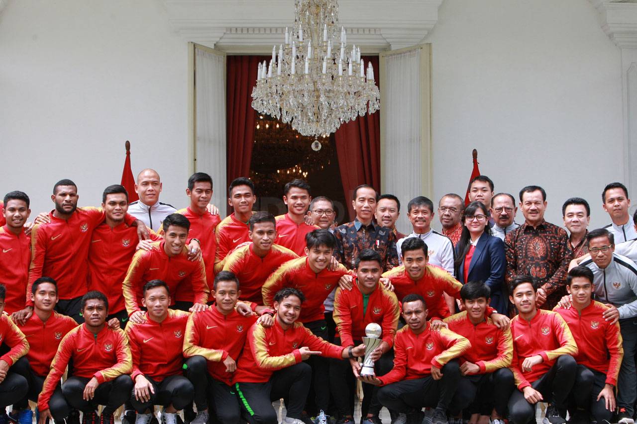 Presiden Jokowi Berikan...