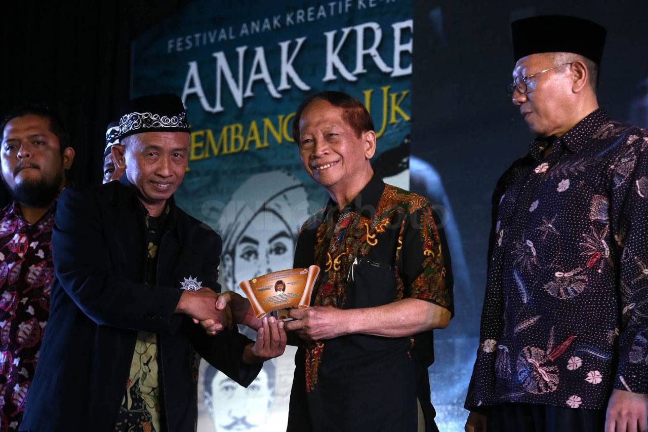 SD Kreatif Berikan Penghargaan...