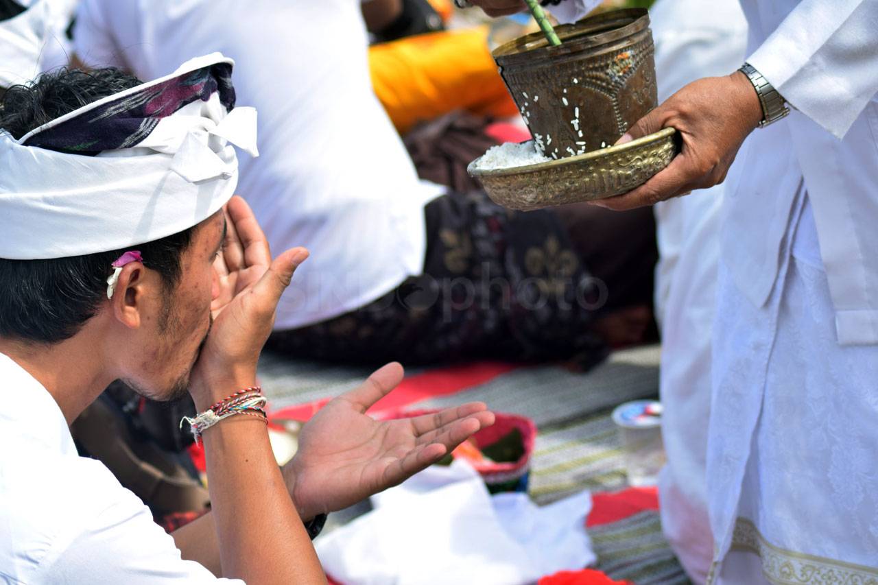 Umat Hindu Ikuti Upacara...