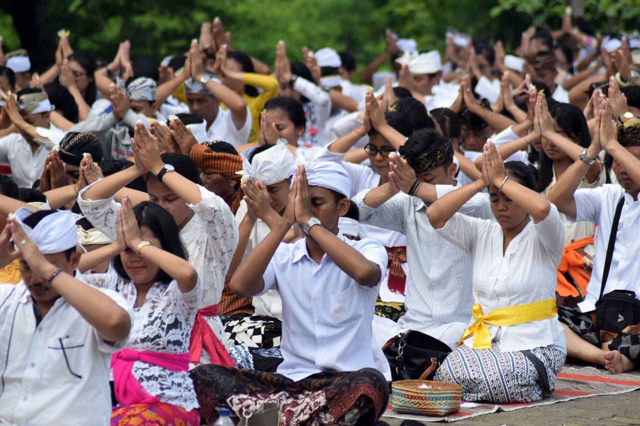 Umat Hindu Ikuti Upacara...