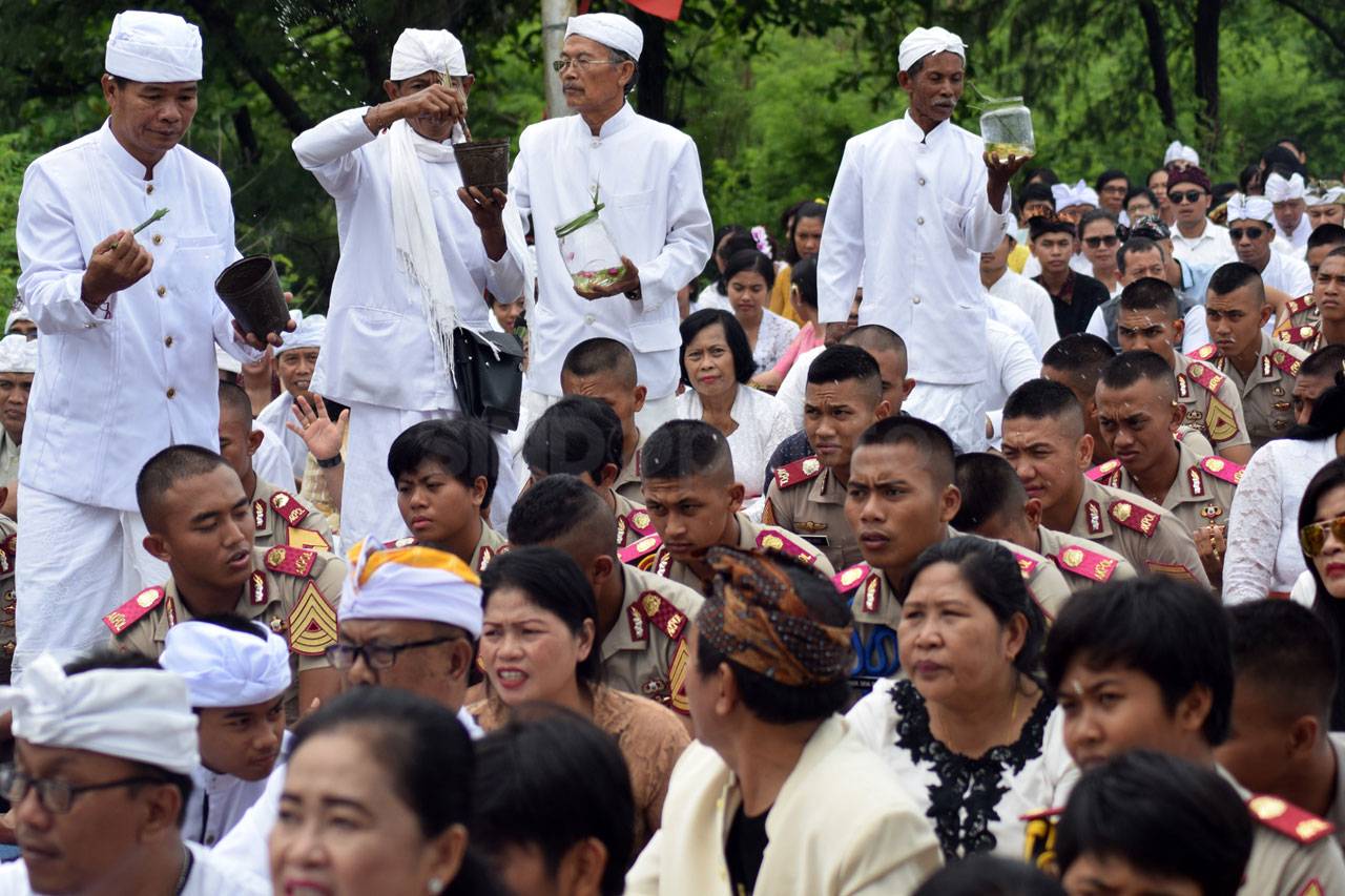 Umat Hindu Ikuti Upacara...