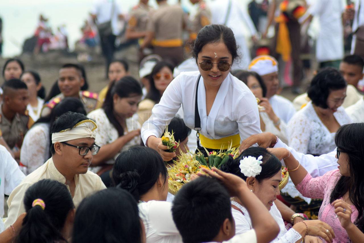 Umat Hindu Ikuti Upacara...