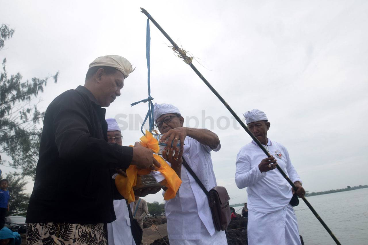 Umat Hindu Ikuti Upacara...