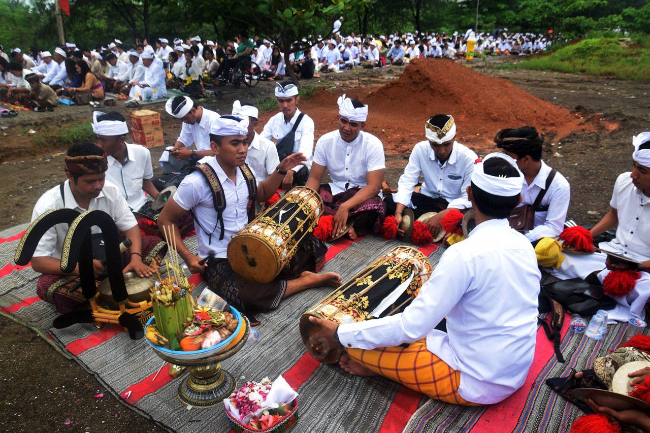 Umat Hindu Ikuti Upacara...