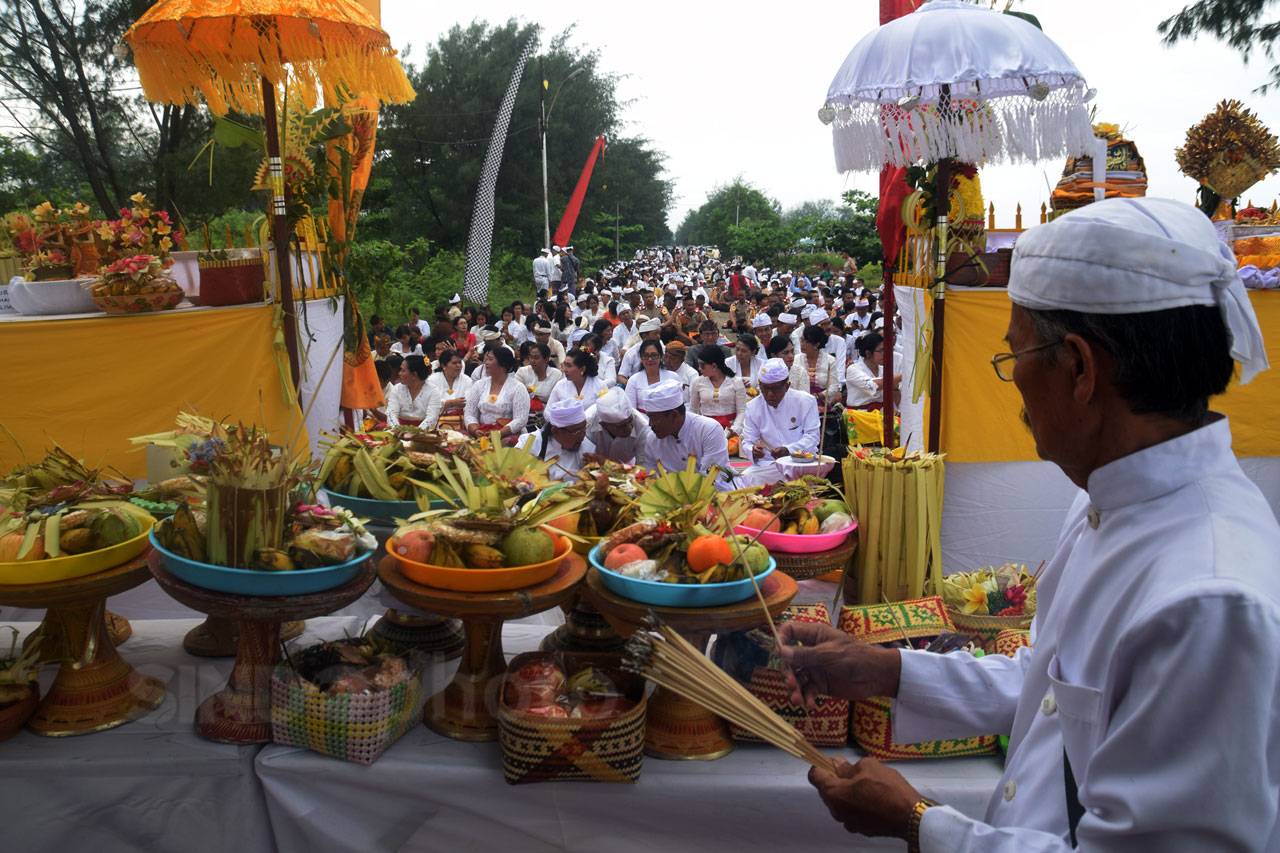 Umat Hindu Ikuti Upacara...