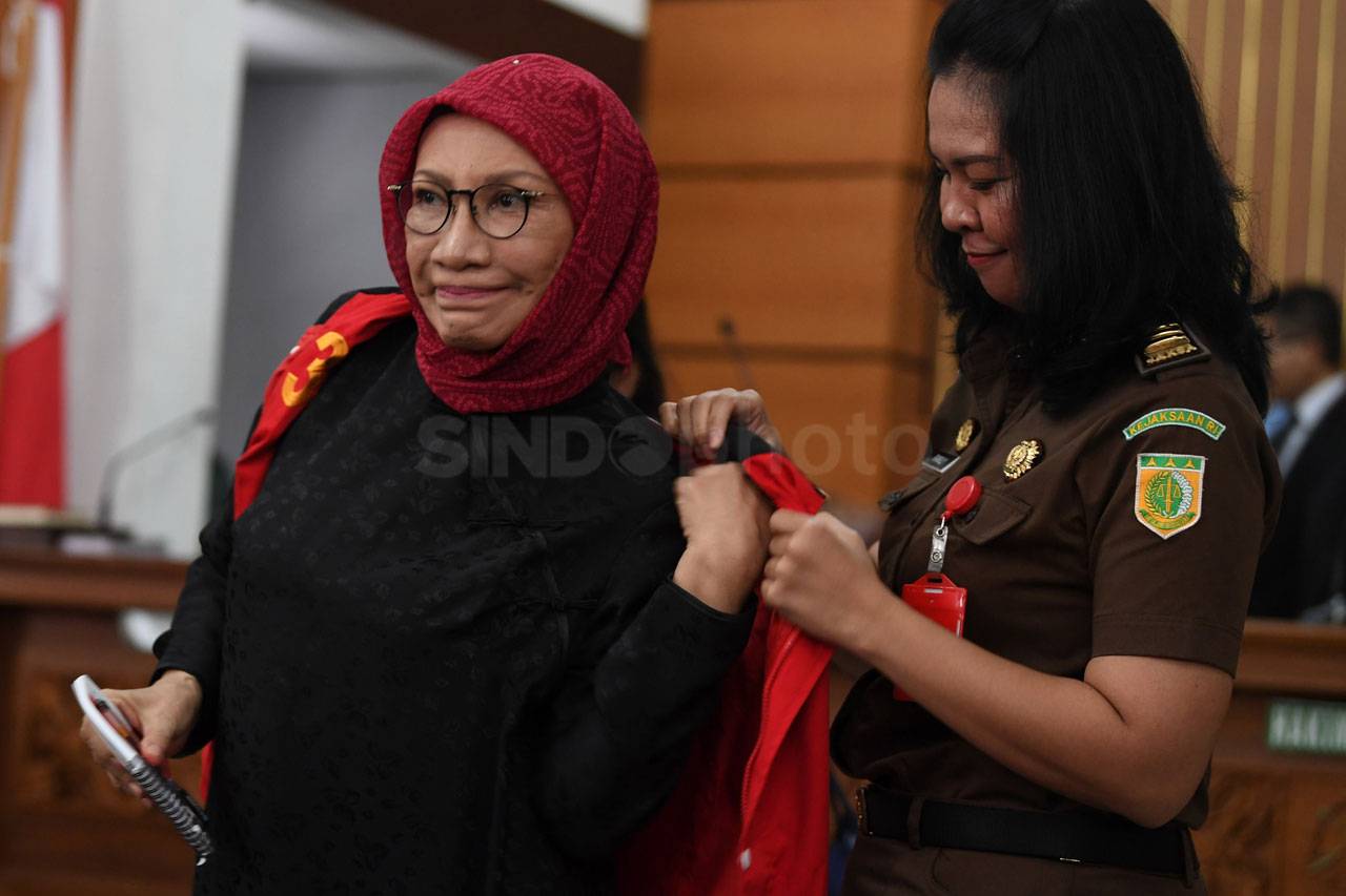 Ratna Sarumpaet Jalani...