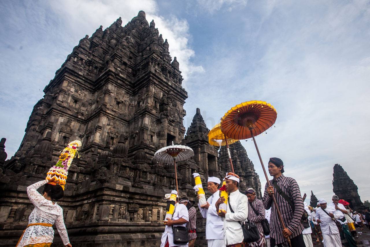 Umat Hindu Ikuti Tawur...