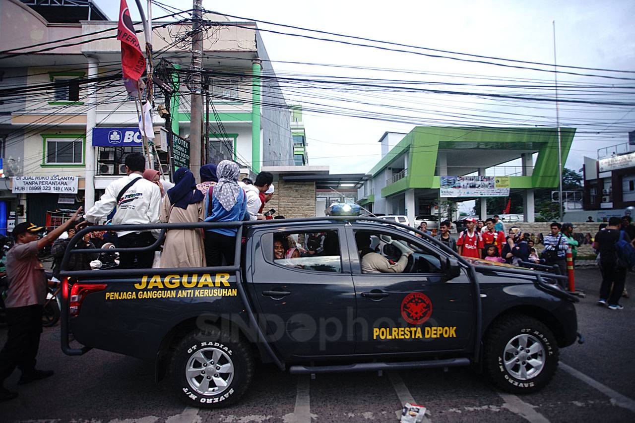 Polisi Bantu Angkut...