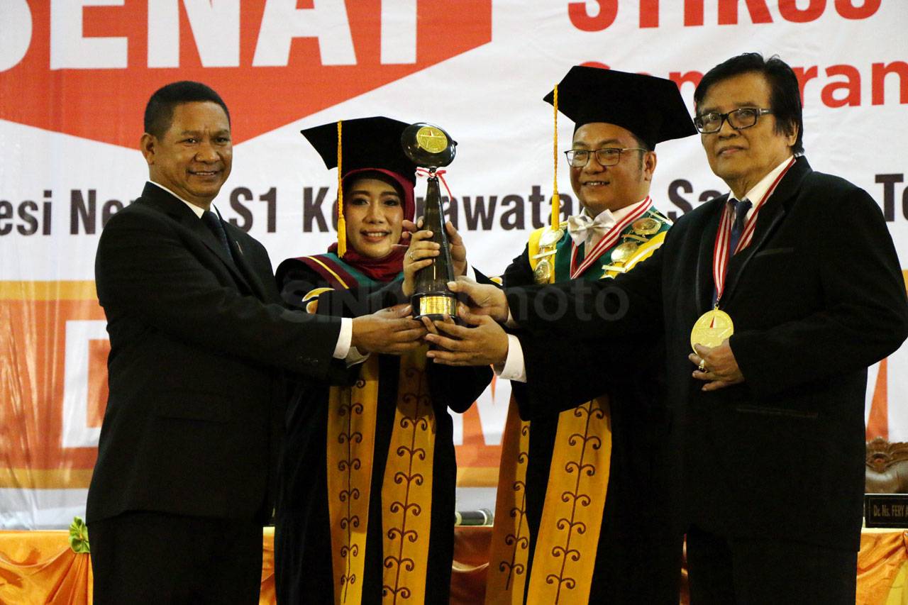 Wisudawan STIKES Karya...