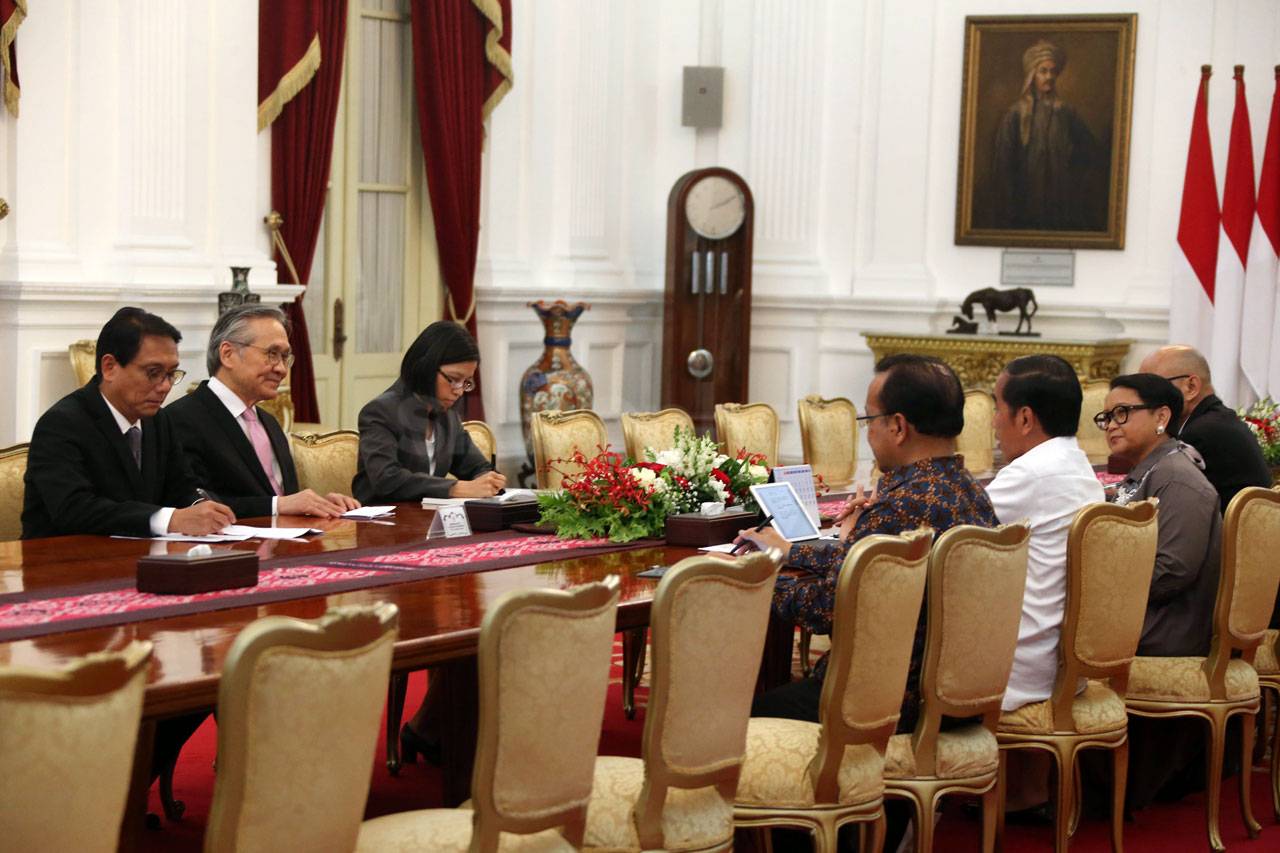 Presiden Jokowi Terima...
