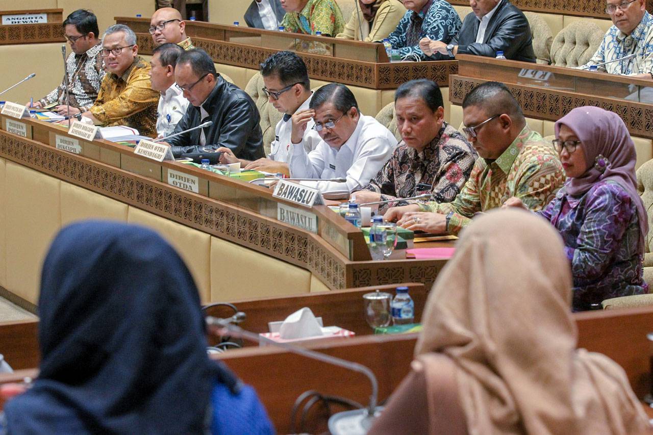 Komisi II, KPU dan Kemendagri...