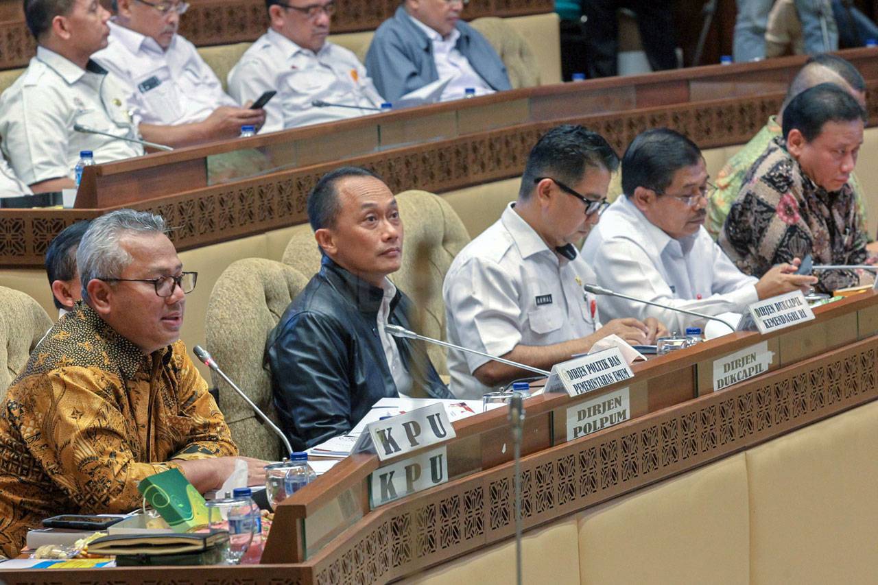 Komisi II, KPU dan Kemendagri...