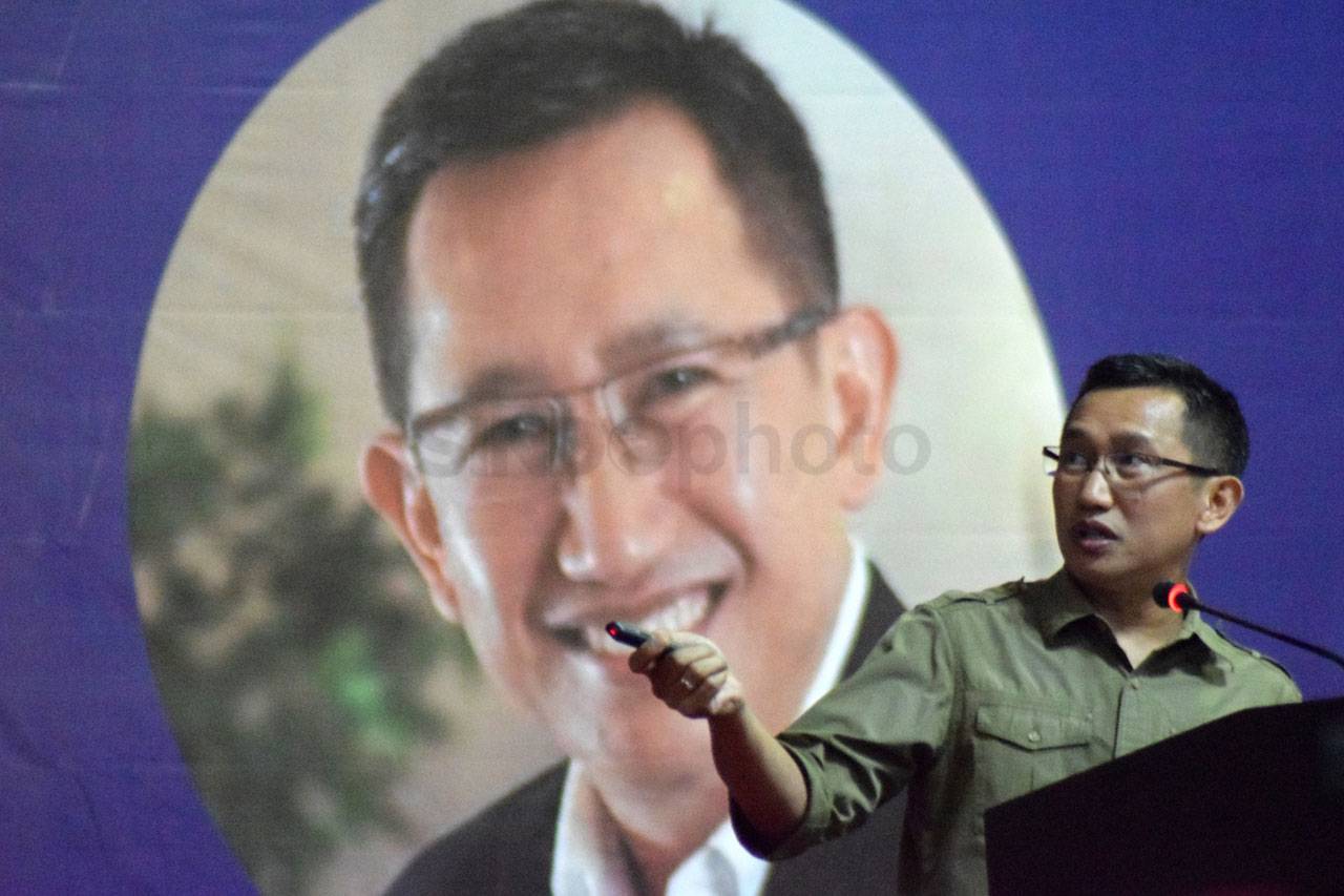 Zulkifli Hasan Buka...