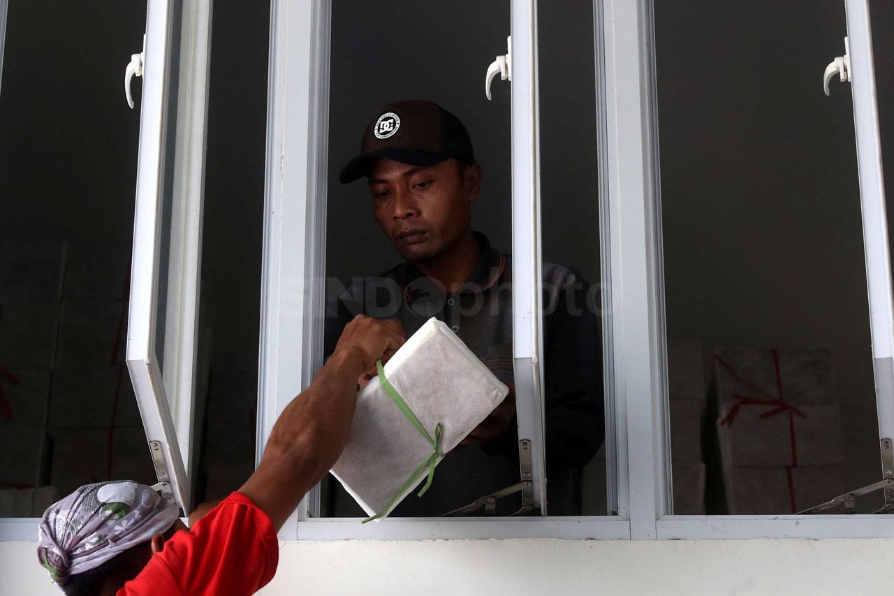 KPU Surabaya Distribusikan...