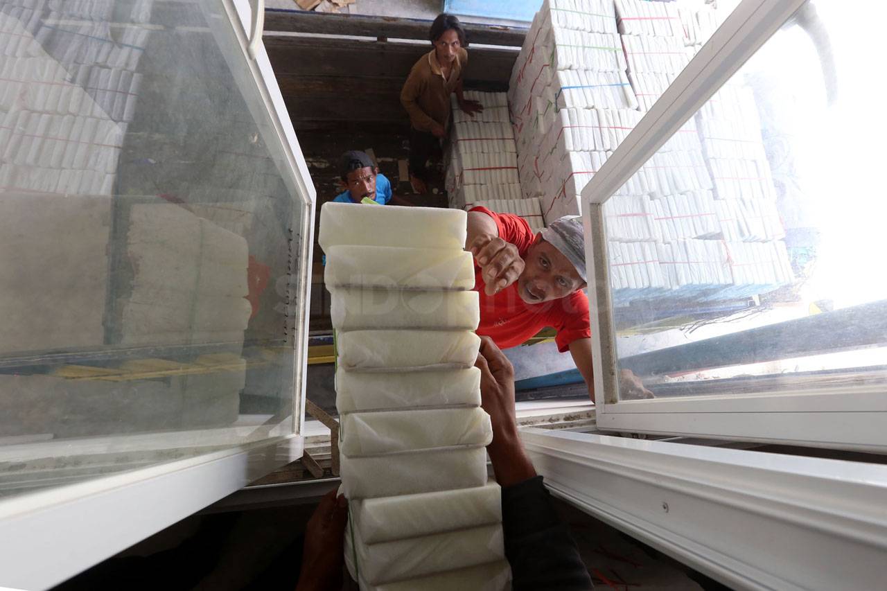 KPU Surabaya Distribusikan...