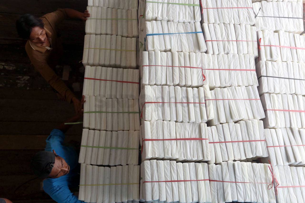 KPU Surabaya Distribusikan...