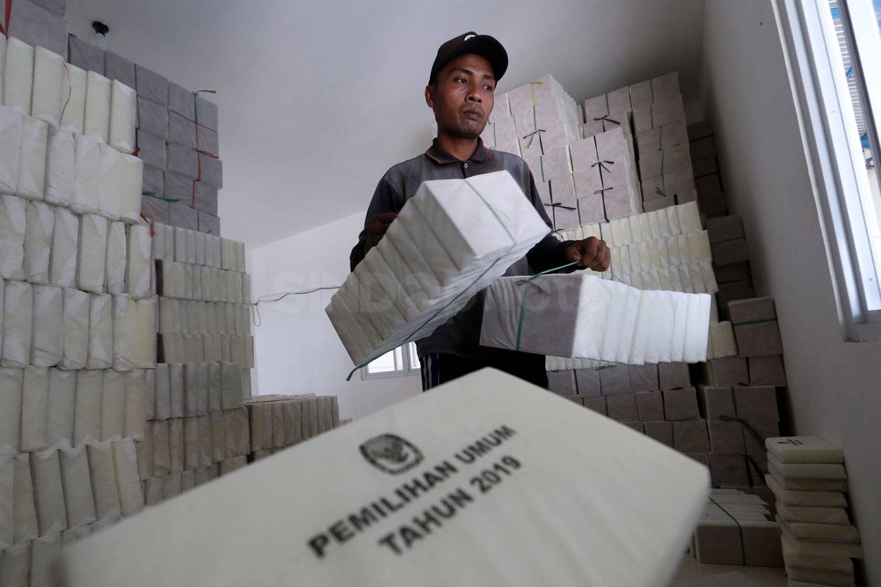 KPU Surabaya Distribusikan...
